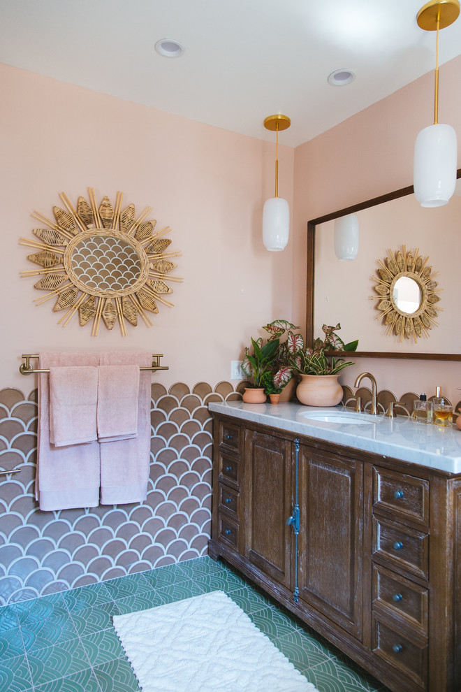 Esempio di una stanza da bagno boho chic con piastrelle beige, piastrelle in ceramica, pareti beige, pavimento con piastrelle in ceramica e pavimento verde
