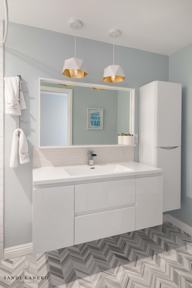 Exemple d'une petite salle de bain moderne pour enfant avec un placard à porte plane, des portes de placard blanches, une baignoire en alcôve, un combiné douche/baignoire, WC à poser, un carrelage blanc, des carreaux de céramique, un mur bleu, un sol en carrelage de porcelaine, un lavabo intégré, un plan de toilette en surface solide, un sol gris, une cabine de douche avec un rideau et un plan de toilette blanc.