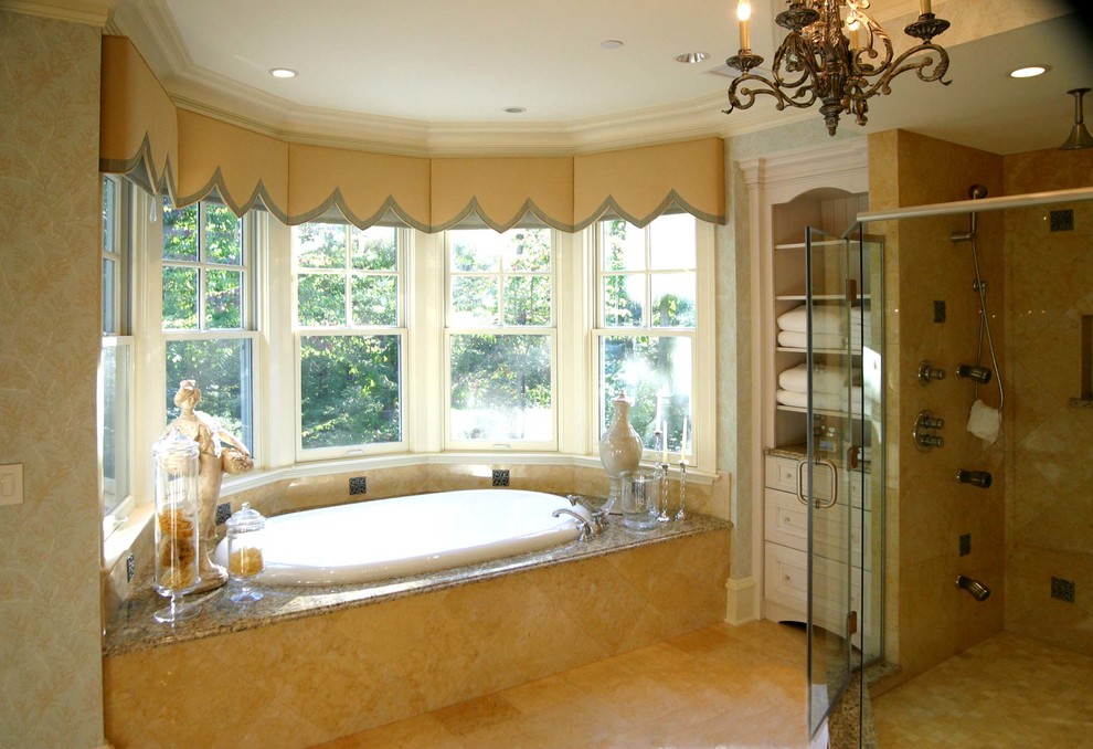 Идея дизайна: главная ванная комната в классическом стиле с фасадами с декоративным кантом, белыми фасадами, накладной ванной, угловым душем, разноцветными стенами, полом из травертина и столешницей из гранита