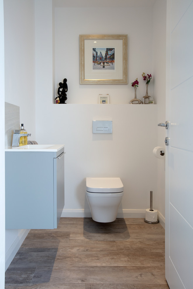 Свежая идея для дизайна: маленький туалет в стиле модернизм для на участке и в саду - отличное фото интерьера