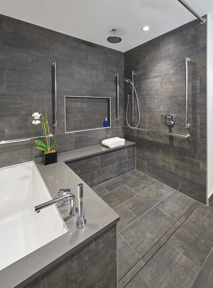 На фото: большая главная ванная комната в стиле модернизм с ванной в нише, открытым душем, серой плиткой, серыми стенами, серым полом и открытым душем