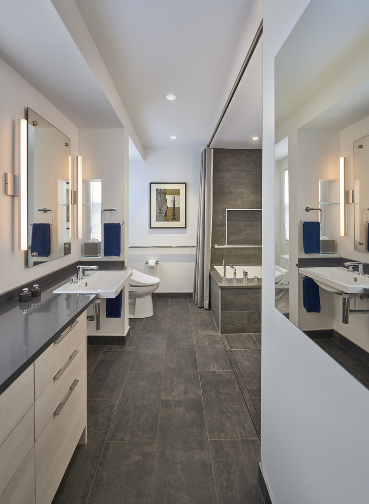 Exemple d'une grande salle de bain principale tendance avec une baignoire en alcôve, une douche ouverte, un carrelage gris, un mur gris, un sol gris, aucune cabine, un placard à porte plane, des portes de placard beiges et un plan de toilette en quartz modifié.