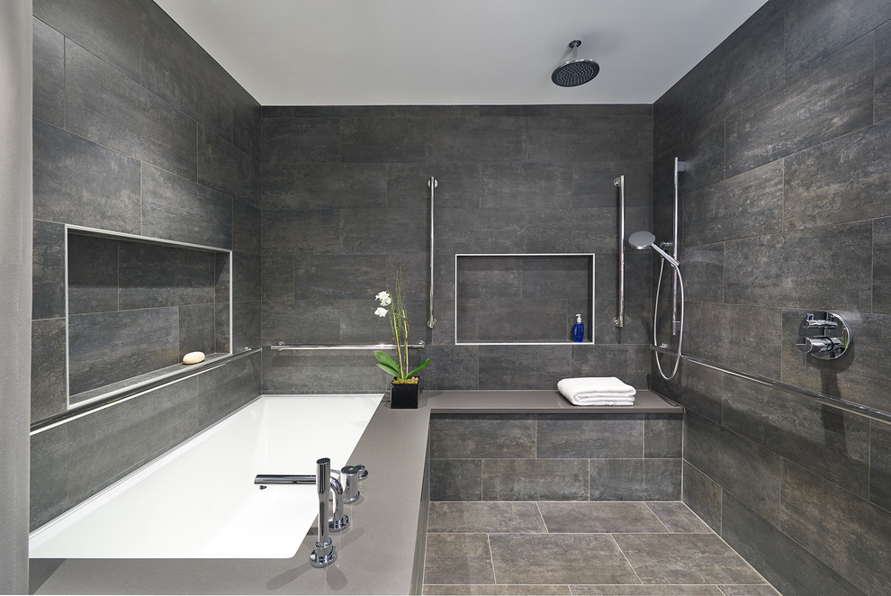 На фото: большая главная ванная комната в стиле модернизм с ванной в нише, открытым душем, серой плиткой, серыми стенами, серым полом и открытым душем с