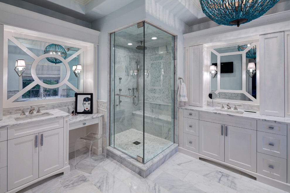 Idée de décoration pour une salle de bain tradition avec un lavabo encastré, un placard avec porte à panneau encastré, des portes de placard blanches, une douche d'angle, un carrelage blanc et un carrelage de pierre.