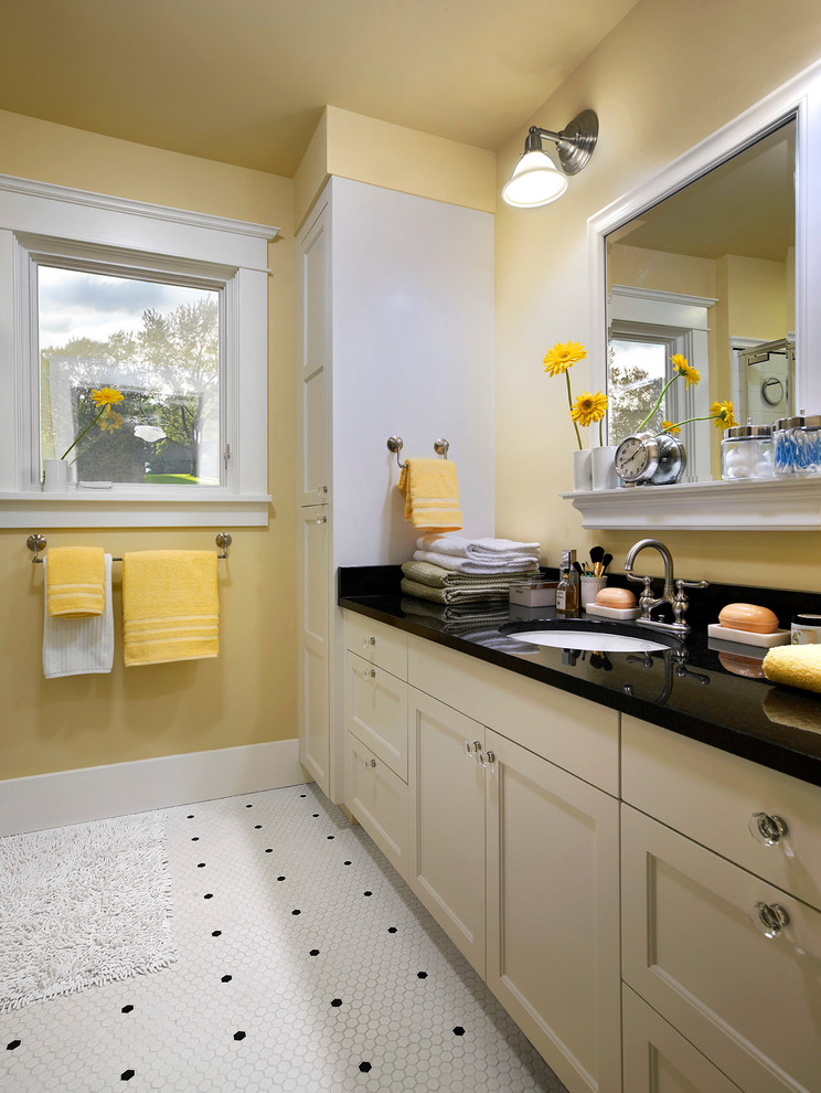 デトロイトにある高級な中くらいなトラディショナルスタイルのおしゃれなマスターバスルーム (アンダーカウンター洗面器、落し込みパネル扉のキャビネット、ベージュのキャビネット、白いタイル、モザイクタイル、黄色い壁、コーナー設置型シャワー、分離型トイレ、モザイクタイル、白い床、開き戸のシャワー) の写真