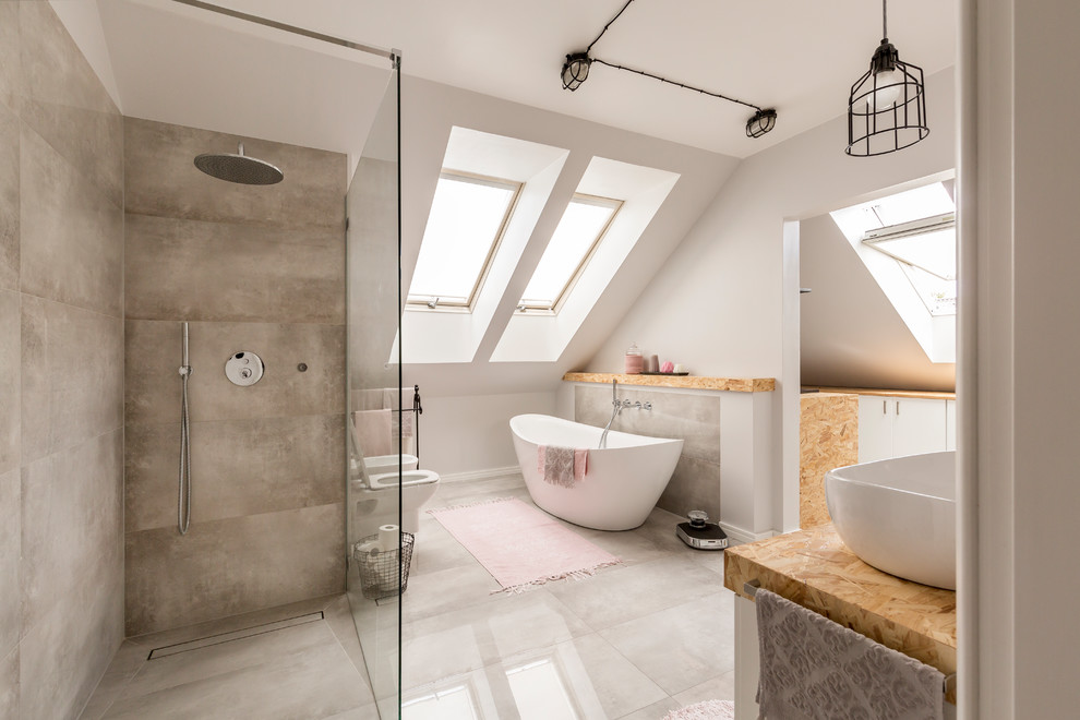 Стильный дизайн: большая главная ванная комната в современном стиле с отдельно стоящей ванной, открытым душем, унитазом-моноблоком, белой плиткой, белыми стенами, настольной раковиной, столешницей из дерева, серым полом, открытым душем, плоскими фасадами, белыми фасадами, цементной плиткой и мраморным полом - последний тренд