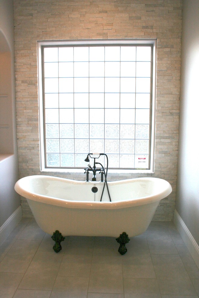 Стильный дизайн: большая главная ванная комната в современном стиле с фасадами с выступающей филенкой, белыми фасадами, ванной на ножках, душем в нише, бежевыми стенами и врезной раковиной - последний тренд