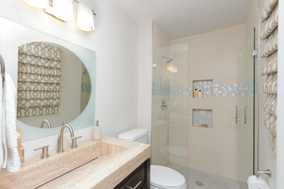 Пример оригинального дизайна: ванная комната: освещение в современном стиле с керамогранитной плиткой и монолитной раковиной