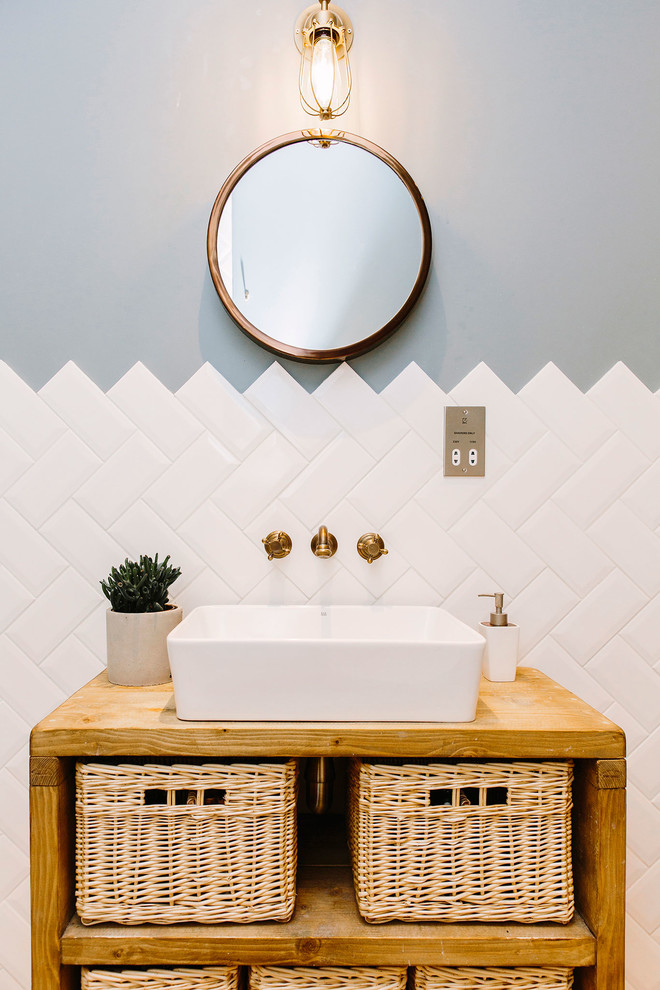 Esempio di una stanza da bagno classica di medie dimensioni con piastrelle diamantate, pareti blu e lavabo a bacinella