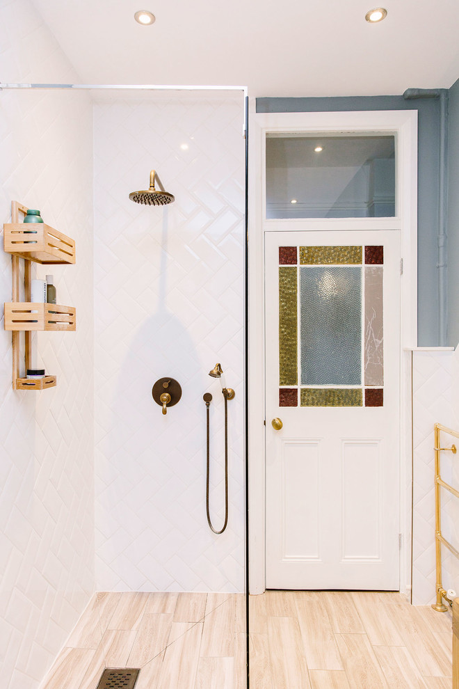 Bild på ett mellanstort funkis badrum, med våtrum, vit kakel, tunnelbanekakel, blå väggar, laminatgolv, beiget golv och med dusch som är öppen