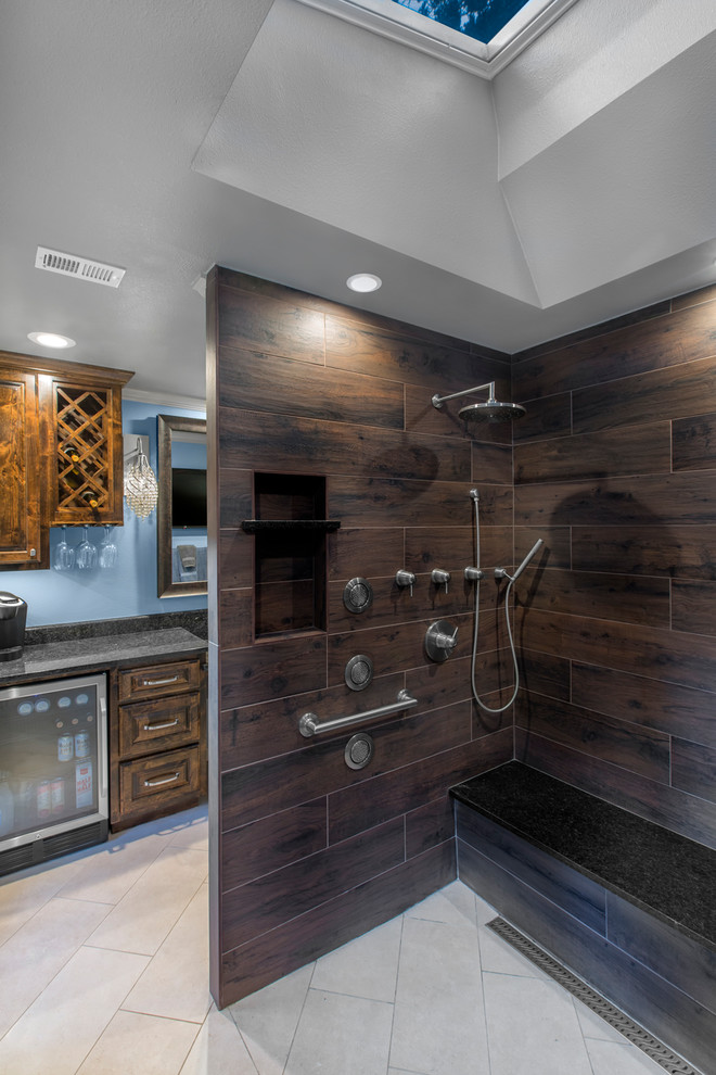 Idéer för ett stort klassiskt svart en-suite badrum, med luckor med upphöjd panel, bruna skåp, en kantlös dusch, en toalettstol med separat cisternkåpa, brun kakel, blå väggar, klinkergolv i keramik, ett undermonterad handfat, granitbänkskiva, beiget golv och med dusch som är öppen