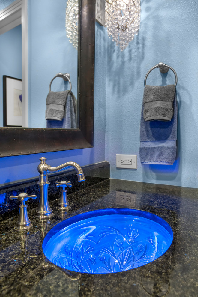 Стильный дизайн: большая главная ванная комната в стиле неоклассика (современная классика) с фасадами с выступающей филенкой, коричневыми фасадами, душем без бортиков, раздельным унитазом, коричневой плиткой, синими стенами, полом из керамической плитки, врезной раковиной, столешницей из гранита, бежевым полом, открытым душем и черной столешницей - последний тренд