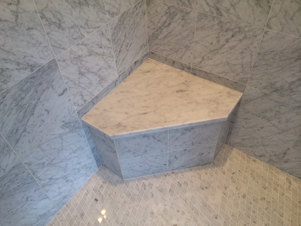 Foto di una stanza da bagno padronale chic di medie dimensioni con consolle stile comò, ante in legno bruno, piastrelle in ceramica, pareti bianche e pavimento con piastrelle in ceramica
