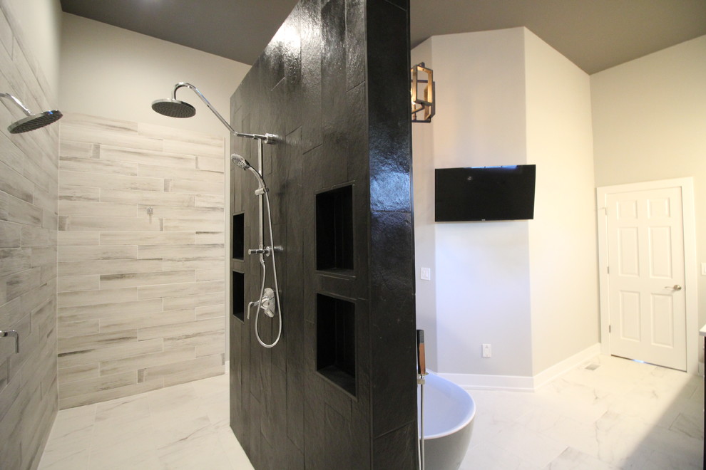 Aménagement d'une douche en alcôve moderne avec une baignoire indépendante, un carrelage gris, des carreaux de porcelaine, un mur marron, un sol en marbre, un lavabo encastré, un sol gris et aucune cabine.