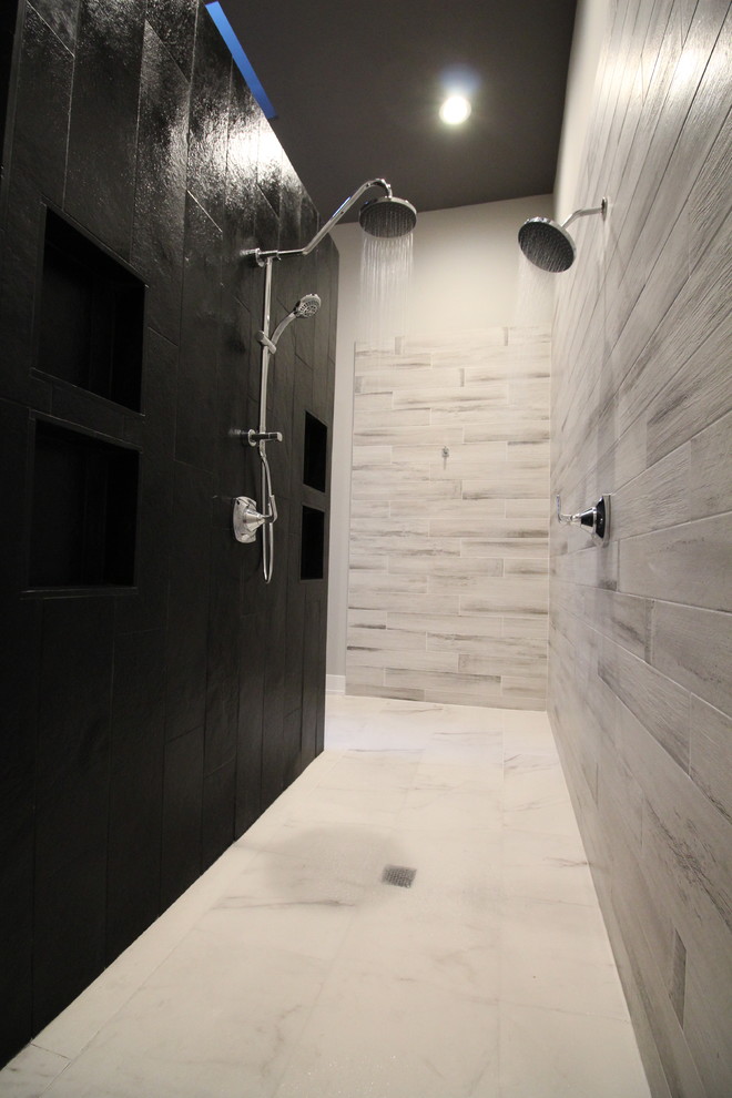 Foto på ett stort funkis en-suite badrum, med en dusch i en alkov, grå kakel, porslinskakel, marmorgolv, grått golv och med dusch som är öppen