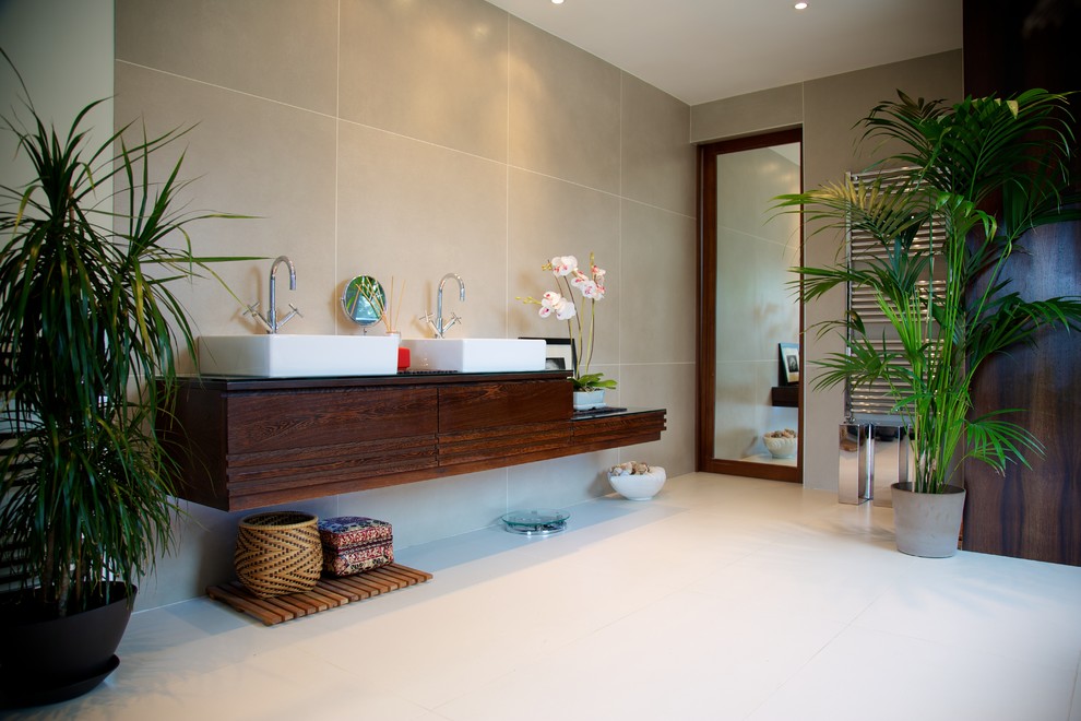 Imagen de cuarto de baño principal de estilo zen con lavabo sobreencimera, armarios con paneles lisos y puertas de armario de madera en tonos medios