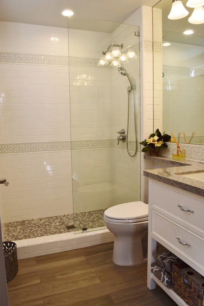 Idées déco pour une salle de bain principale classique de taille moyenne avec une baignoire indépendante, une douche d'angle, un mur gris, un sol en marbre, un lavabo encastré, un plan de toilette en marbre, une cabine de douche à porte battante et un placard avec porte à panneau encastré.