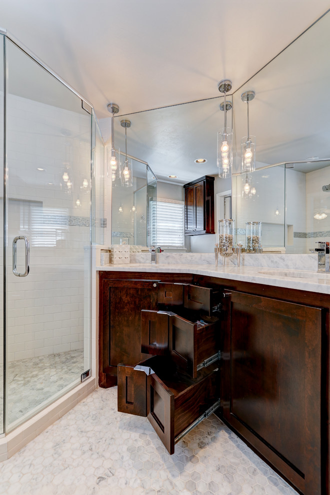 Cette image montre une petite salle de bain principale traditionnelle en bois foncé avec un placard à porte shaker, une douche d'angle, un carrelage gris, mosaïque, un mur gris, un sol en marbre et un plan de toilette en marbre.