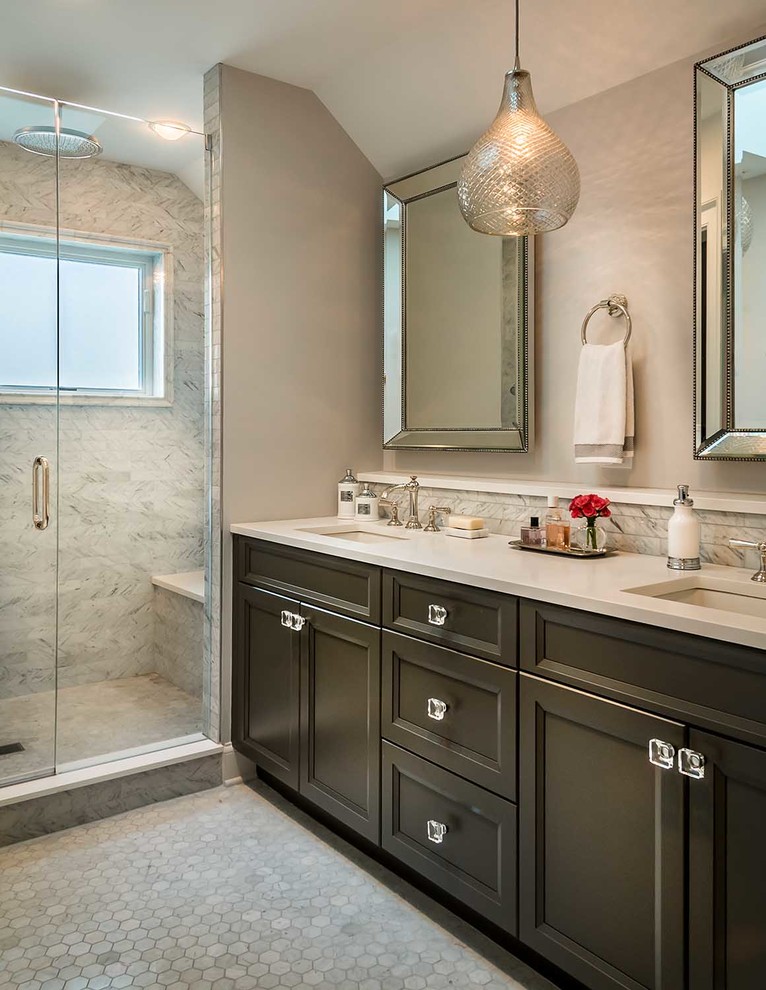 Idéer för vintage en-suite badrum, med grå väggar, luckor med infälld panel, grå skåp, marmorgolv och bänkskiva i kvarts