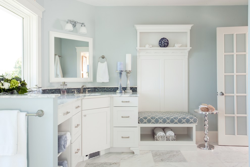 Источник вдохновения для домашнего уюта: главная ванная комната в морском стиле с фасадами в стиле шейкер, белыми фасадами, плиткой мозаикой, синими стенами, врезной раковиной, мраморной столешницей, серой плиткой и окном