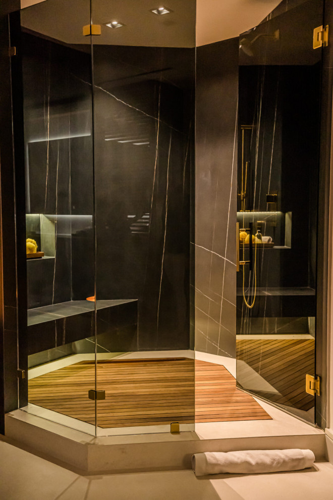 Inredning av ett modernt stort svart svart en-suite badrum, med en dusch i en alkov, svart kakel, stenhäll, släta luckor, vita skåp, ett integrerad handfat, bänkskiva i kvarts, vitt golv och dusch med gångjärnsdörr