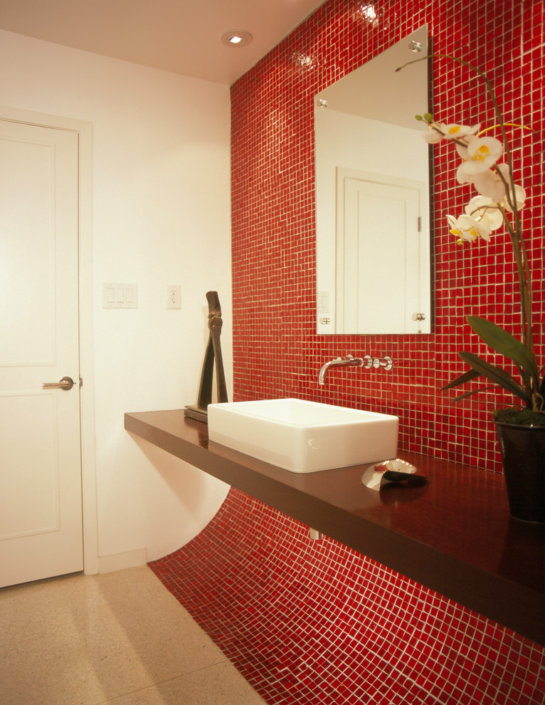 Imagen de cuarto de baño rectangular actual pequeño con lavabo sobreencimera, encimera de madera, baldosas y/o azulejos rojos, baldosas y/o azulejos de vidrio y paredes blancas