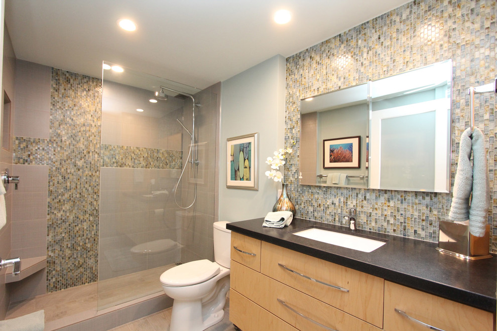 На фото: ванная комната в стиле ретро с врезной раковиной, плоскими фасадами, светлыми деревянными фасадами, столешницей из гранита, открытым душем, раздельным унитазом, серой плиткой и керамогранитной плиткой с
