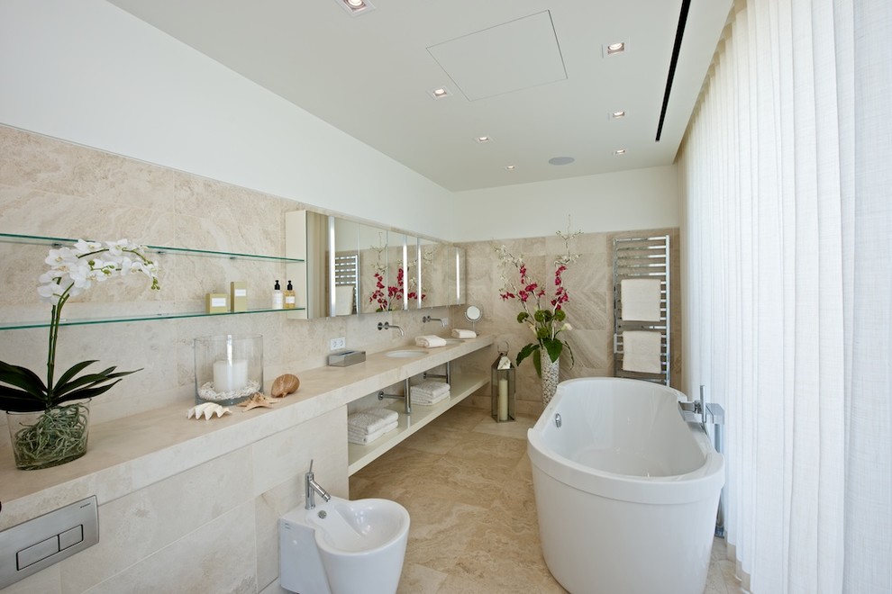 Inspiration pour une grande salle de bain principale traditionnelle avec une baignoire indépendante, un combiné douche/baignoire, un mur blanc et un lavabo encastré.