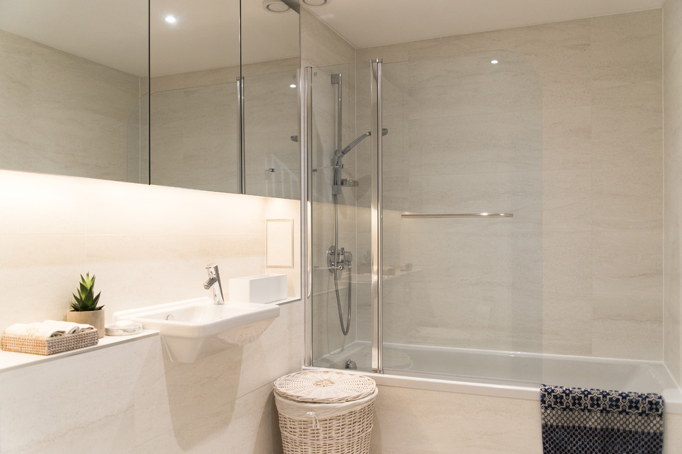 Idee per una stanza da bagno minimal di medie dimensioni con vasca/doccia, doccia aperta e pareti beige