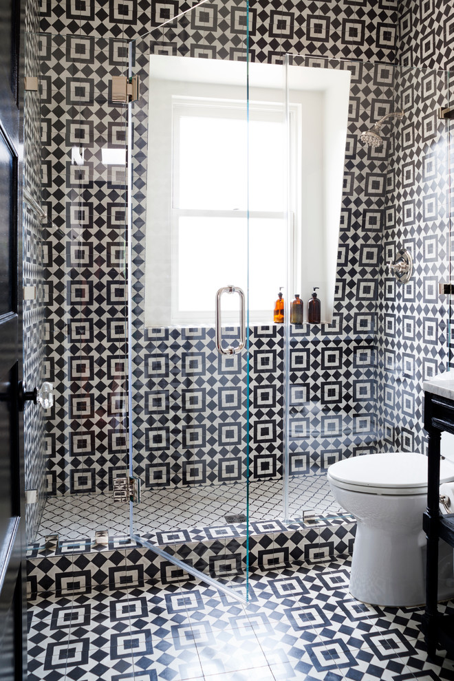 Mittelgroßes Modernes Badezimmer mit Duschnische, Wandtoilette mit Spülkasten und schwarz-weißen Fliesen in Washington, D.C.