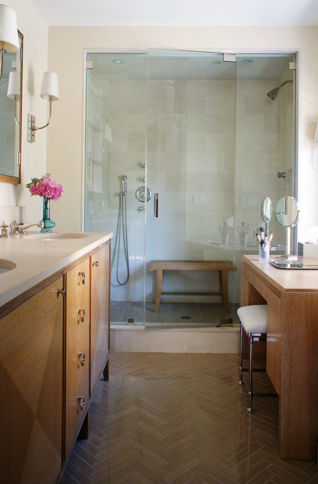 Idee per una stanza da bagno padronale tradizionale di medie dimensioni con doccia alcova, ante lisce, ante in legno chiaro, piastrelle beige, piastrelle in pietra, pareti beige, parquet chiaro e lavabo sottopiano