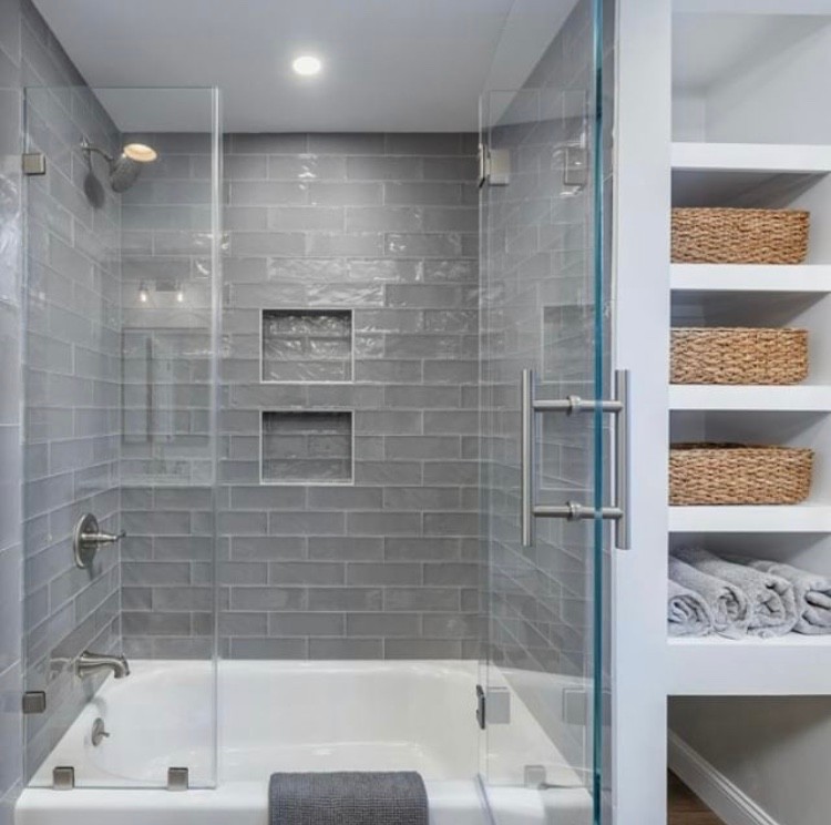 Aménagement d'une salle de bain contemporaine avec une douche ouverte, un carrelage gris, des carreaux de porcelaine et un mur gris.