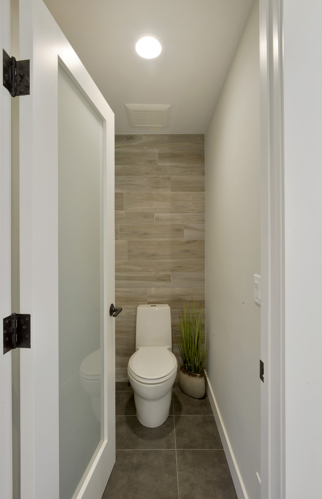 На фото: главная ванная комната среднего размера в стиле модернизм с фасадами островного типа, серыми фасадами, двойным душем, унитазом-моноблоком, коричневой плиткой, керамогранитной плиткой, белыми стенами, полом из керамогранита, врезной раковиной, стеклянной столешницей, коричневым полом и душем с распашными дверями с