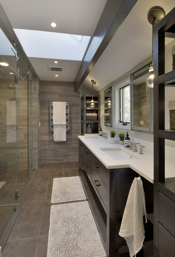Idéer för ett mellanstort modernt en-suite badrum, med möbel-liknande, grå skåp, en dubbeldusch, en toalettstol med hel cisternkåpa, brun kakel, porslinskakel, vita väggar, klinkergolv i porslin, ett undermonterad handfat, bänkskiva i glas, brunt golv och dusch med gångjärnsdörr
