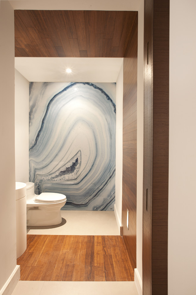 На фото: ванная комната в современном стиле с унитазом-моноблоком, синей плиткой и плиткой из листового камня