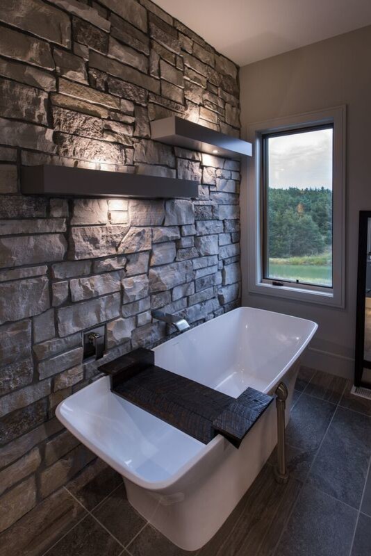 Idéer för ett mellanstort modernt en-suite badrum, med släta luckor, ett fristående badkar, ett fristående handfat och grå skåp