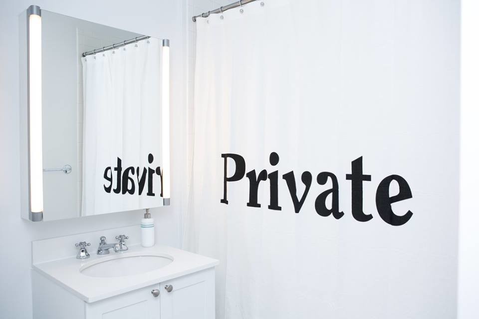 Ispirazione per una piccola stanza da bagno moderna con ante bianche e pareti bianche