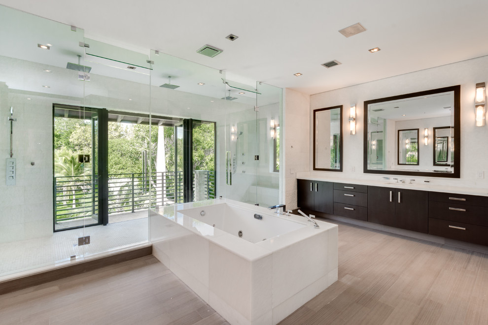 Пример оригинального дизайна: главная ванная комната в современном стиле с плоскими фасадами, темными деревянными фасадами, накладной ванной, двойным душем, белыми стенами, светлым паркетным полом, врезной раковиной, бежевым полом, душем с распашными дверями и белой столешницей
