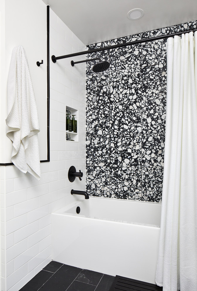 Foto di una piccola stanza da bagno per bambini moderna con ante lisce, ante bianche, vasca ad alcova, WC monopezzo, pareti bianche e top in quarzite