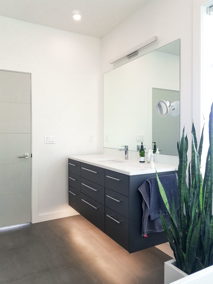 Inspiration för mellanstora moderna vitt en-suite badrum, med släta luckor, grå skåp, ett fristående badkar, en öppen dusch, klinkergolv i keramik, ett väggmonterat handfat, bänkskiva i kvarts, grått golv och med dusch som är öppen