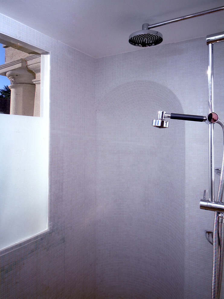 Esempio di una piccola stanza da bagno padronale minimal con zona vasca/doccia separata, piastrelle grigie, piastrelle a mosaico, pareti grigie e pavimento in gres porcellanato
