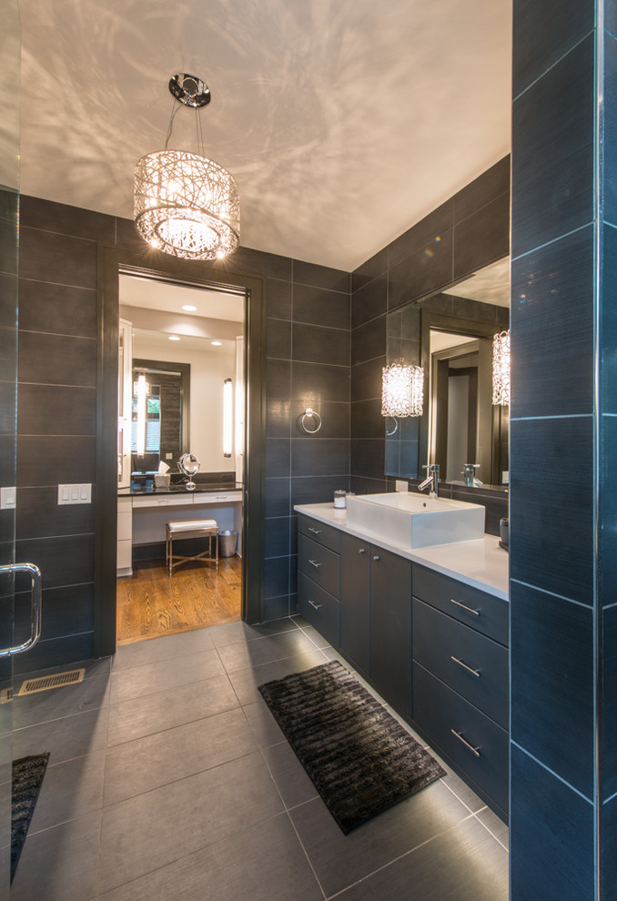 Modelo de cuarto de baño actual con lavabo sobreencimera y baldosas y/o azulejos grises