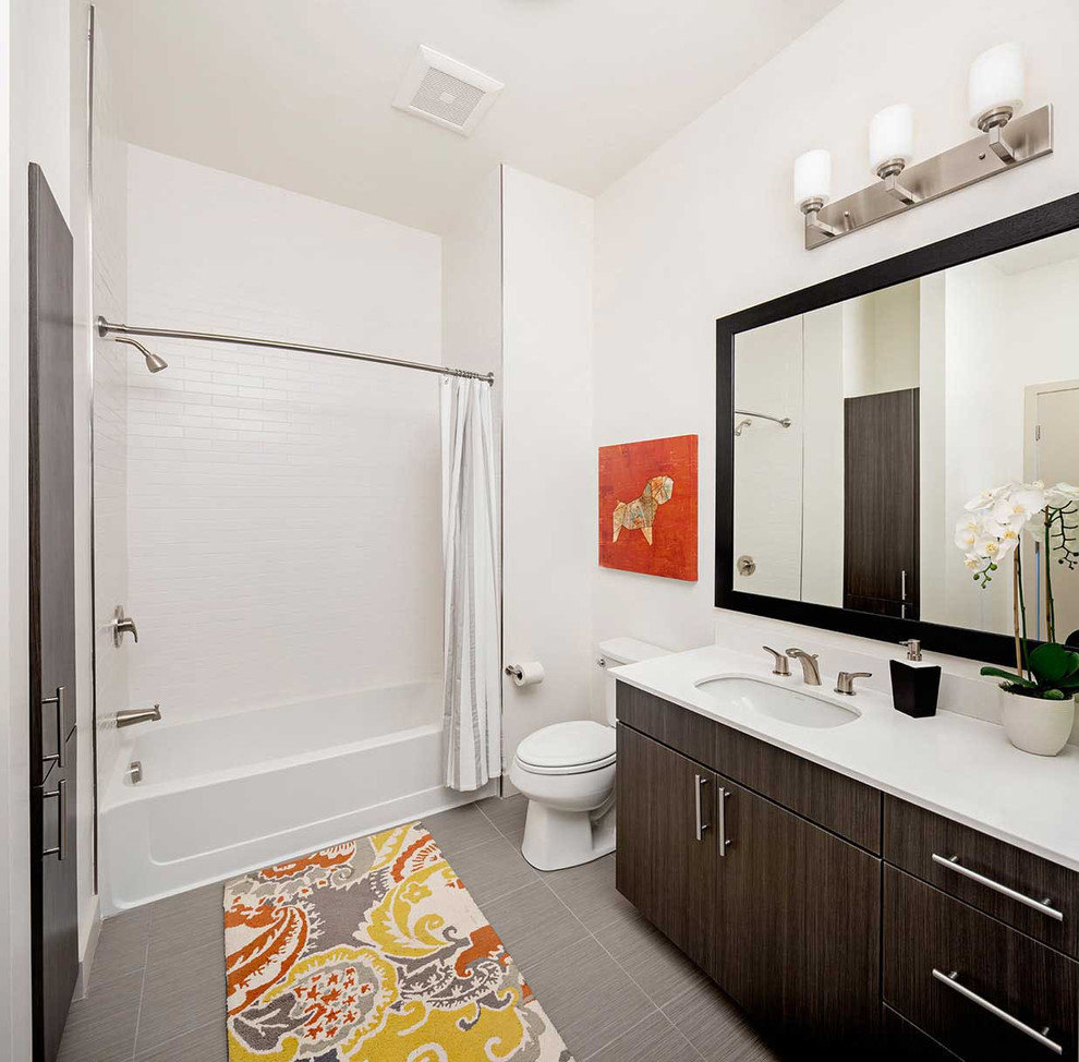 ボストンにあるおしゃれな浴室 (アルコーブ型シャワー、アンダーカウンター洗面器、白い壁) の写真
