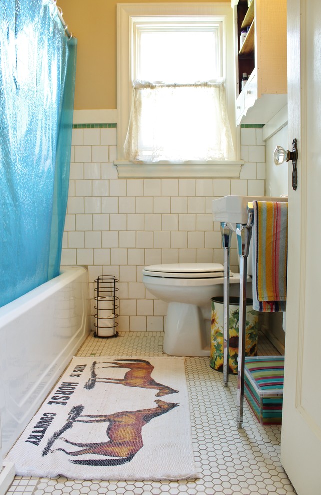Imagen de cuarto de baño ecléctico con lavabo suspendido, baldosas y/o azulejos blancos, baldosas y/o azulejos de cerámica, paredes amarillas y suelo de baldosas de cerámica