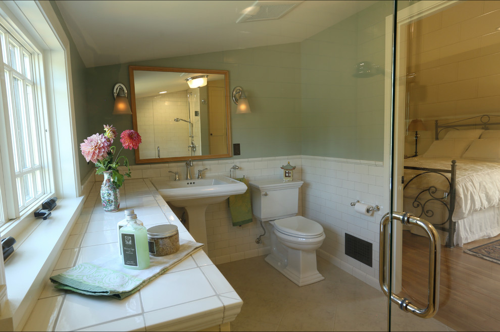 Idéer för mellanstora vintage en-suite badrum, med ett piedestal handfat, släta luckor, beige skåp, kaklad bänkskiva, en öppen dusch, en toalettstol med separat cisternkåpa, vit kakel, keramikplattor, gröna väggar och klinkergolv i keramik