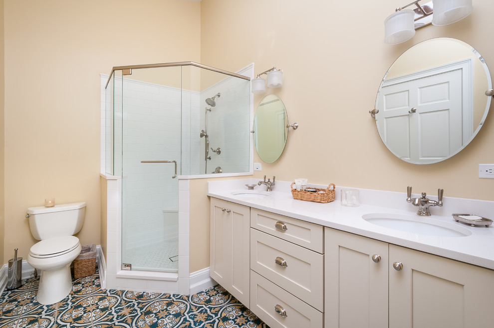 Свежая идея для дизайна: ванная комната в стиле неоклассика (современная классика) с фасадами в стиле шейкер, бежевыми фасадами, угловым душем, раздельным унитазом, белой плиткой, бежевыми стенами, душевой кабиной, врезной раковиной, разноцветным полом, душем с распашными дверями и белой столешницей - отличное фото интерьера