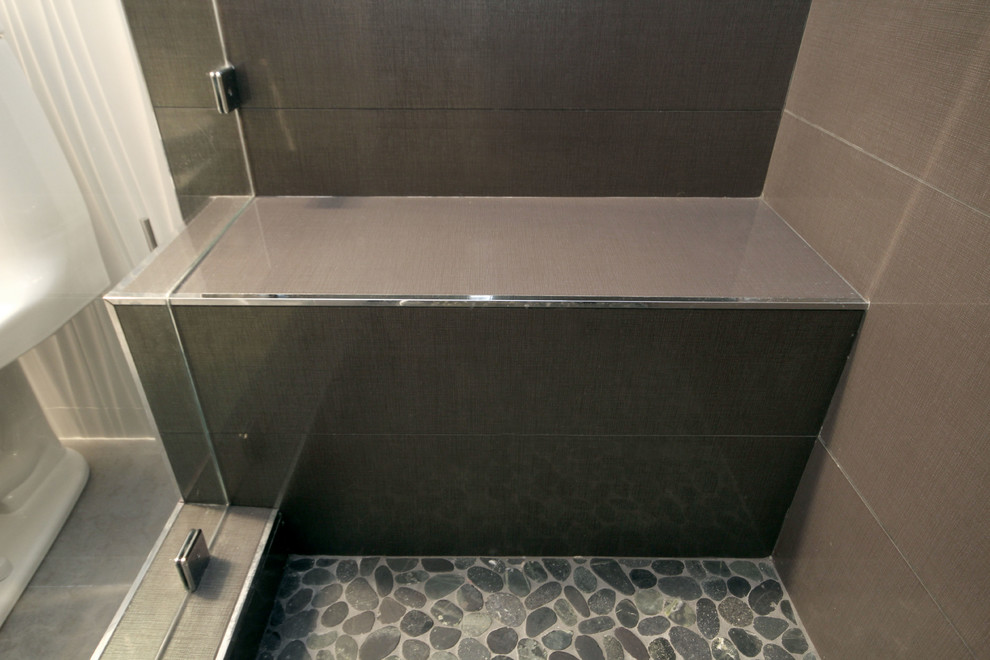 Exempel på ett mellanstort modernt badrum för barn, med ett undermonterad handfat, marmorbänkskiva, grå väggar, klinkergolv i keramik, luckor med glaspanel, en öppen dusch, en toalettstol med hel cisternkåpa och porslinskakel