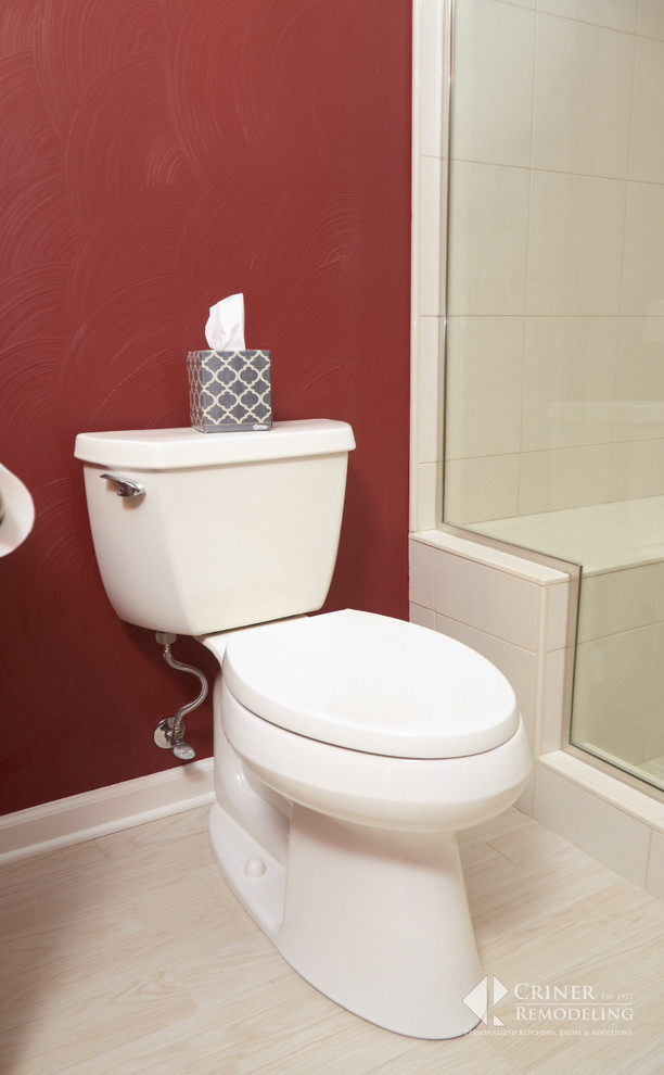 Idéer för ett klassiskt badrum, med skåp i mörkt trä, röda väggar och granitbänkskiva