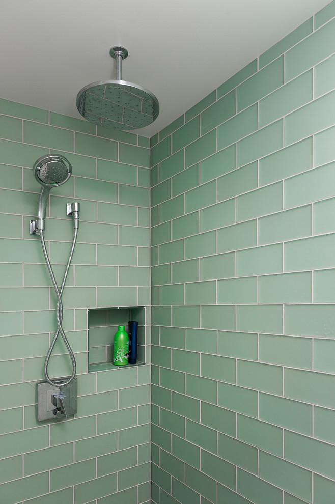 Exempel på ett litet modernt badrum med dusch, med en öppen dusch och glaskakel