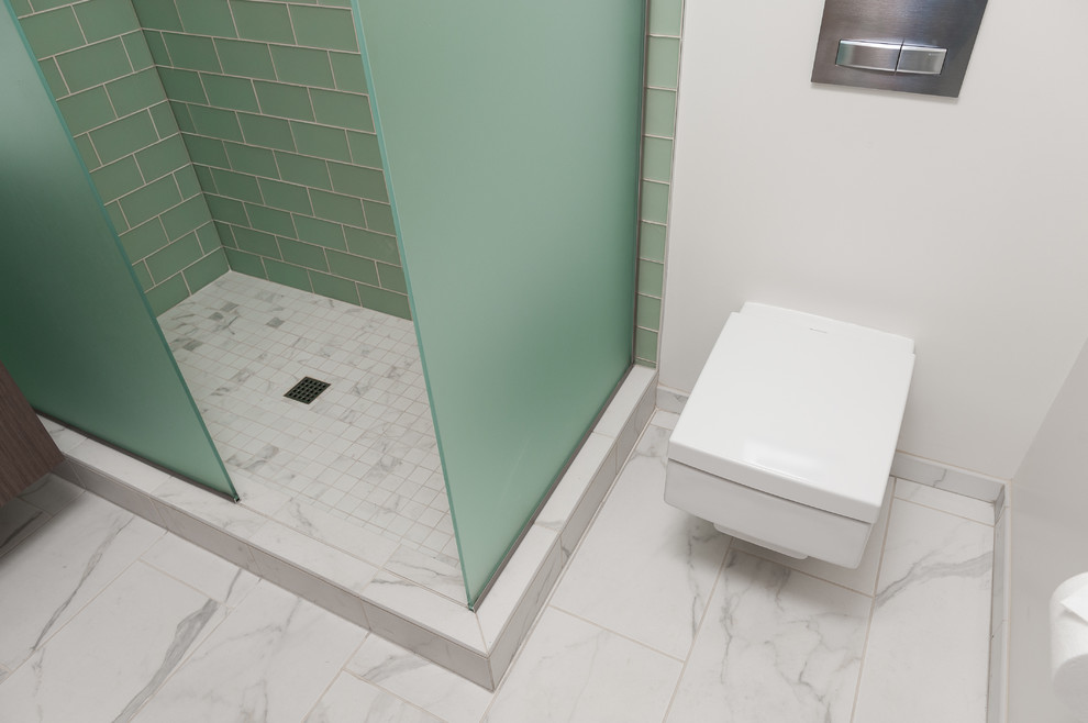 Foto di una piccola stanza da bagno con doccia minimalista con doccia aperta, WC sospeso, piastrelle di vetro e pavimento in gres porcellanato